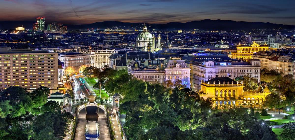Ce sa vizitezi in Viena: 10 atractii turistice care trebuie vazute neaparat in capitala Austriei. Descopera principalele obiective turistice din Viena, toate frumusetile acestui oras si sfaturi despre ce sa vizitati in Viena, capitala Austriei, una dintre principalele capitale europene care trebuie vazuta neaparat daca esti un pasionat de calatorii.